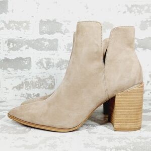 New STEVE MADDEN Kaylah Pointed Toe Taupe Suede Bootie E595